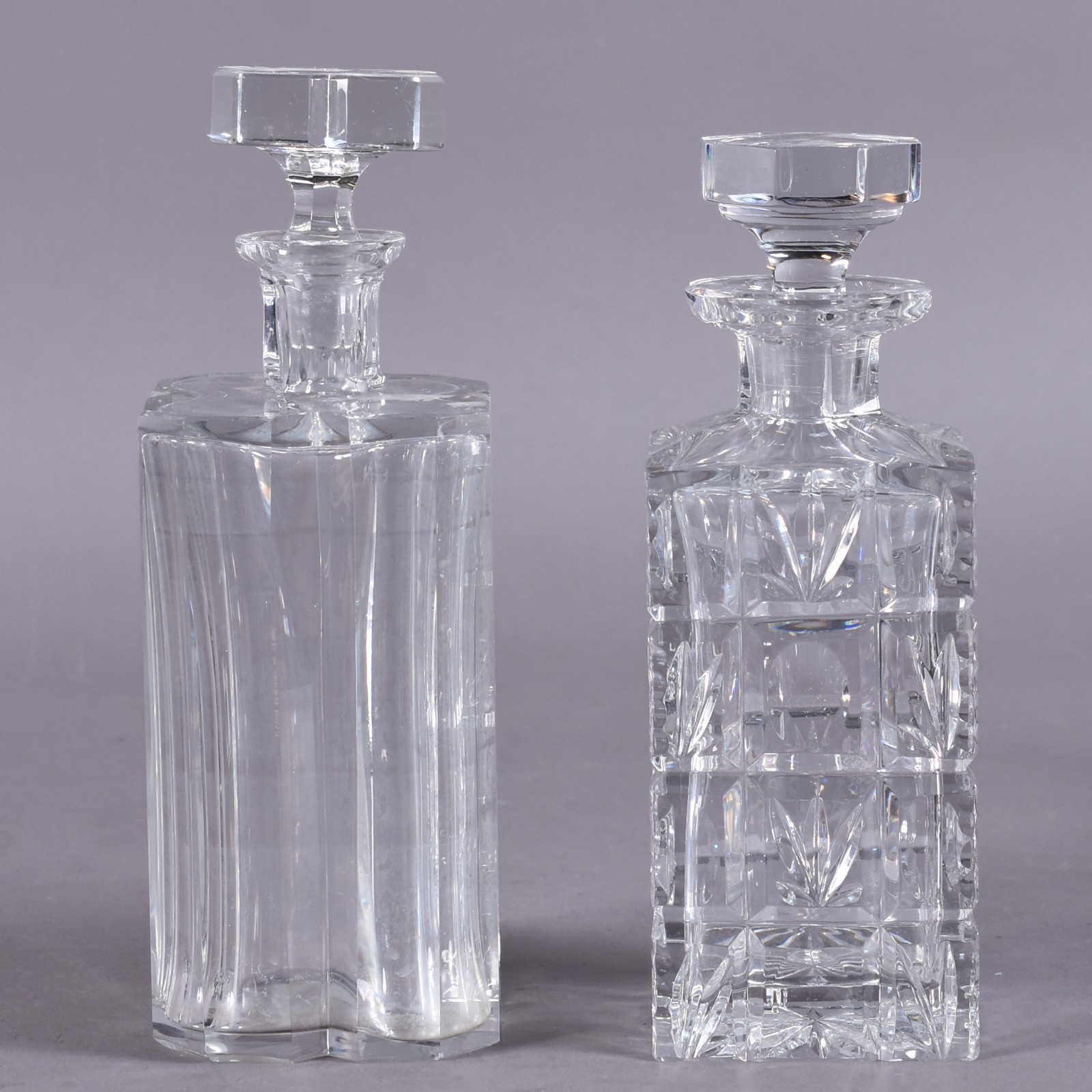 Duas garrafas de cristal europeu lapidado, com lascados. - foto 1 de 5