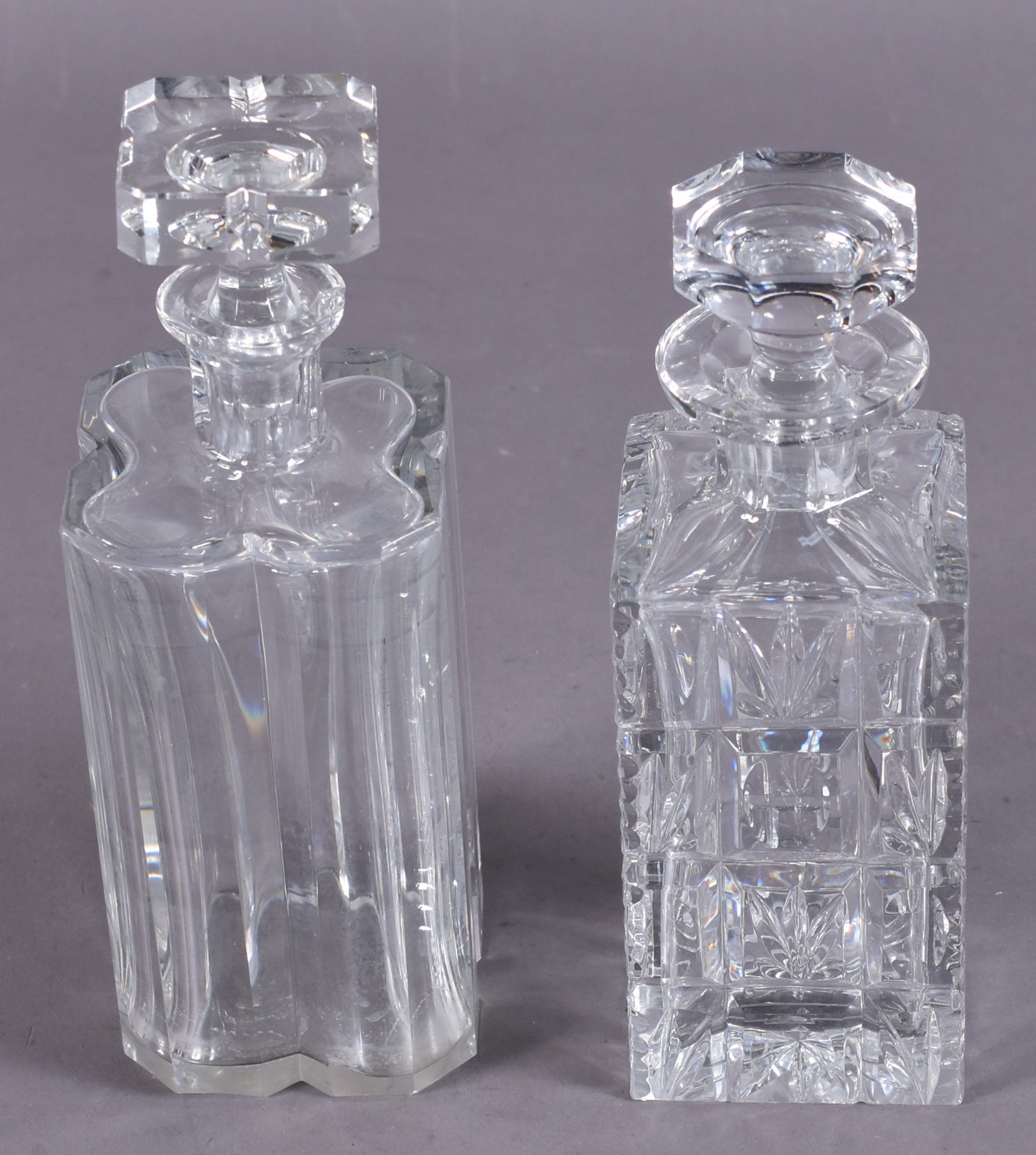 Duas garrafas de cristal europeu lapidado, com lascados. - foto 2 de 5