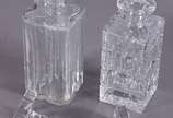Duas garrafas de cristal europeu lapidado, com ... - Duas garrafas de cristal europeu lapidado, com lascados.