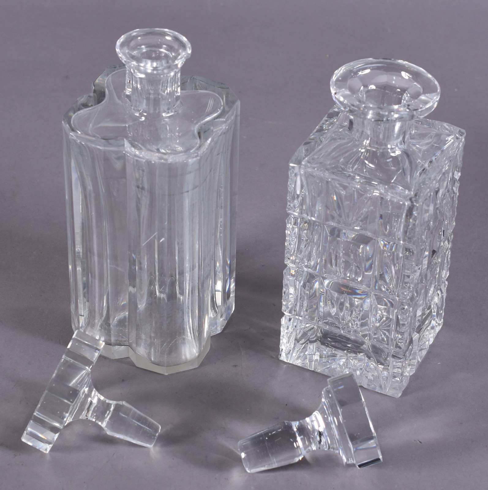 Duas garrafas de cristal europeu lapidado, com lascados. - foto 3 de 5
