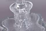 Duas garrafas de cristal europeu lapidado, com ... - Duas garrafas de cristal europeu lapidado, com lascados.