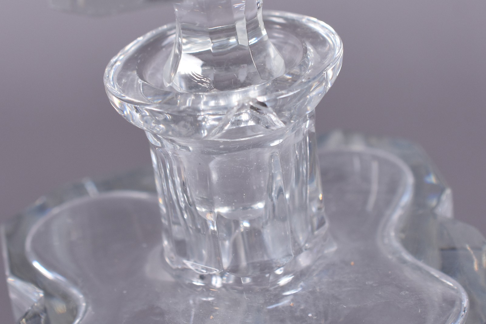 Duas garrafas de cristal europeu lapidado, com lascados. - foto 4 de 5