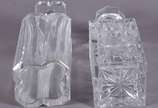 Duas garrafas de cristal europeu lapidado, com ... - Duas garrafas de cristal europeu lapidado, com lascados.