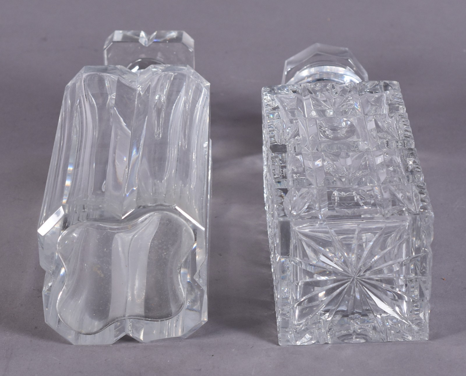 Duas garrafas de cristal europeu lapidado, com lascados. - foto 5 de 5