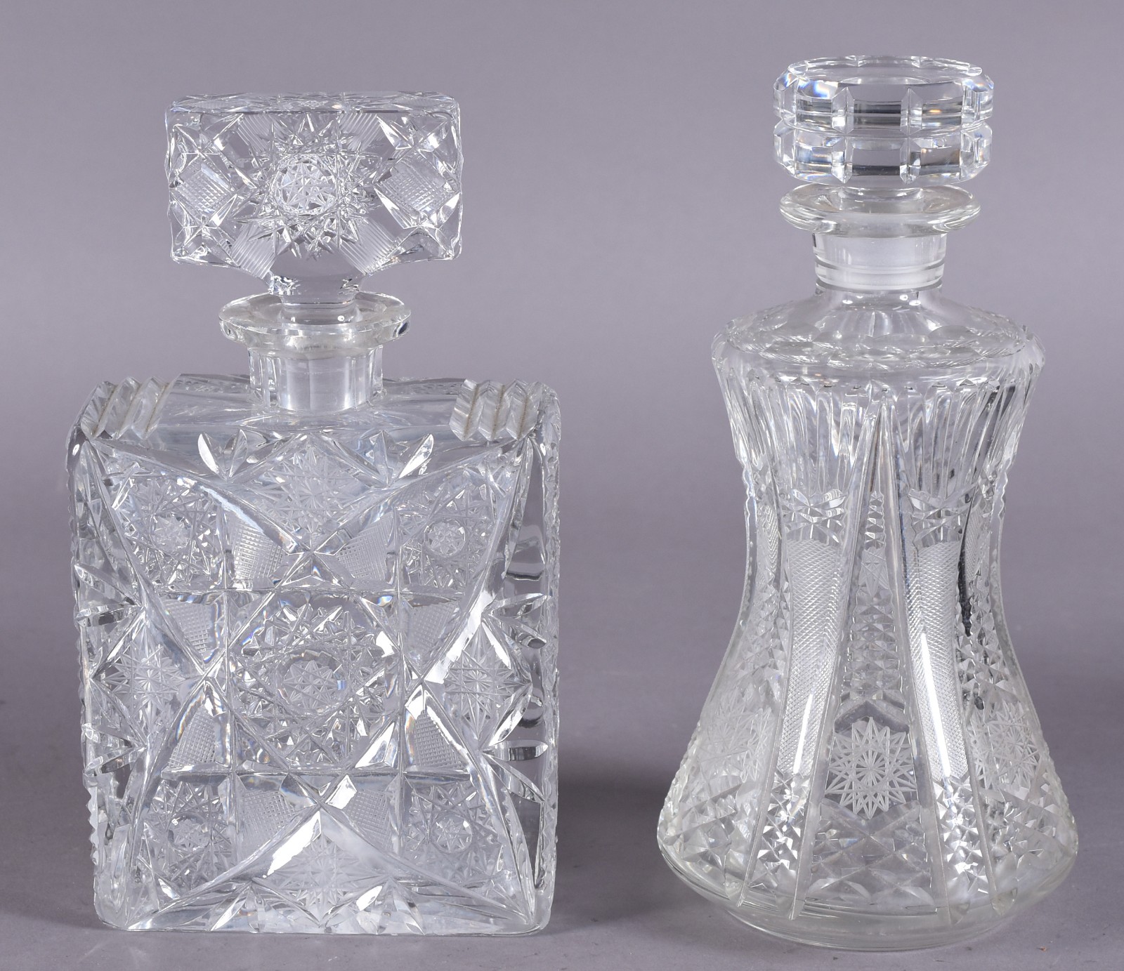 Duas garrafas de cristal tcheco lapidado. - foto 1 de 4
