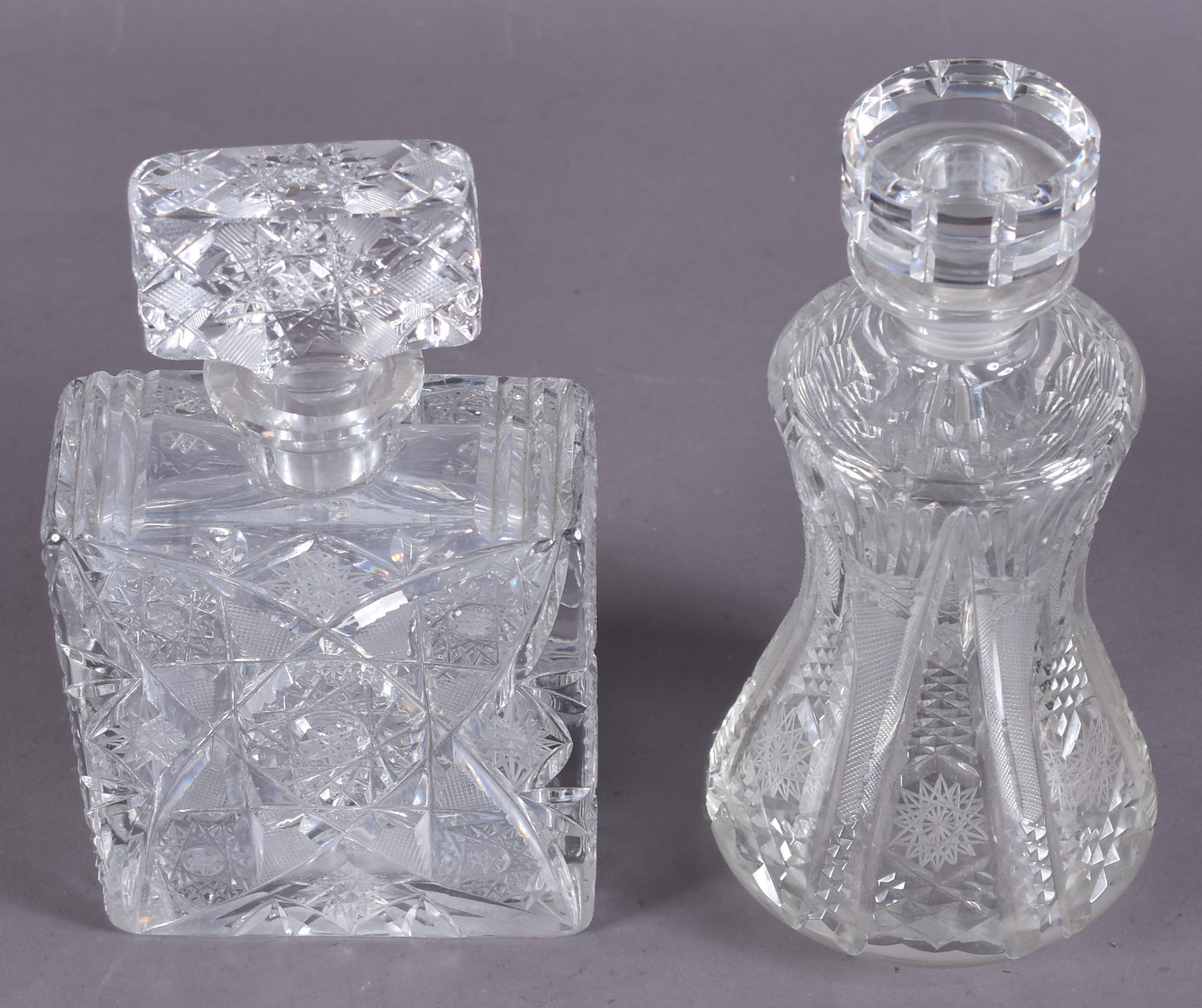 Duas garrafas de cristal tcheco lapidado. - foto 2 de 4