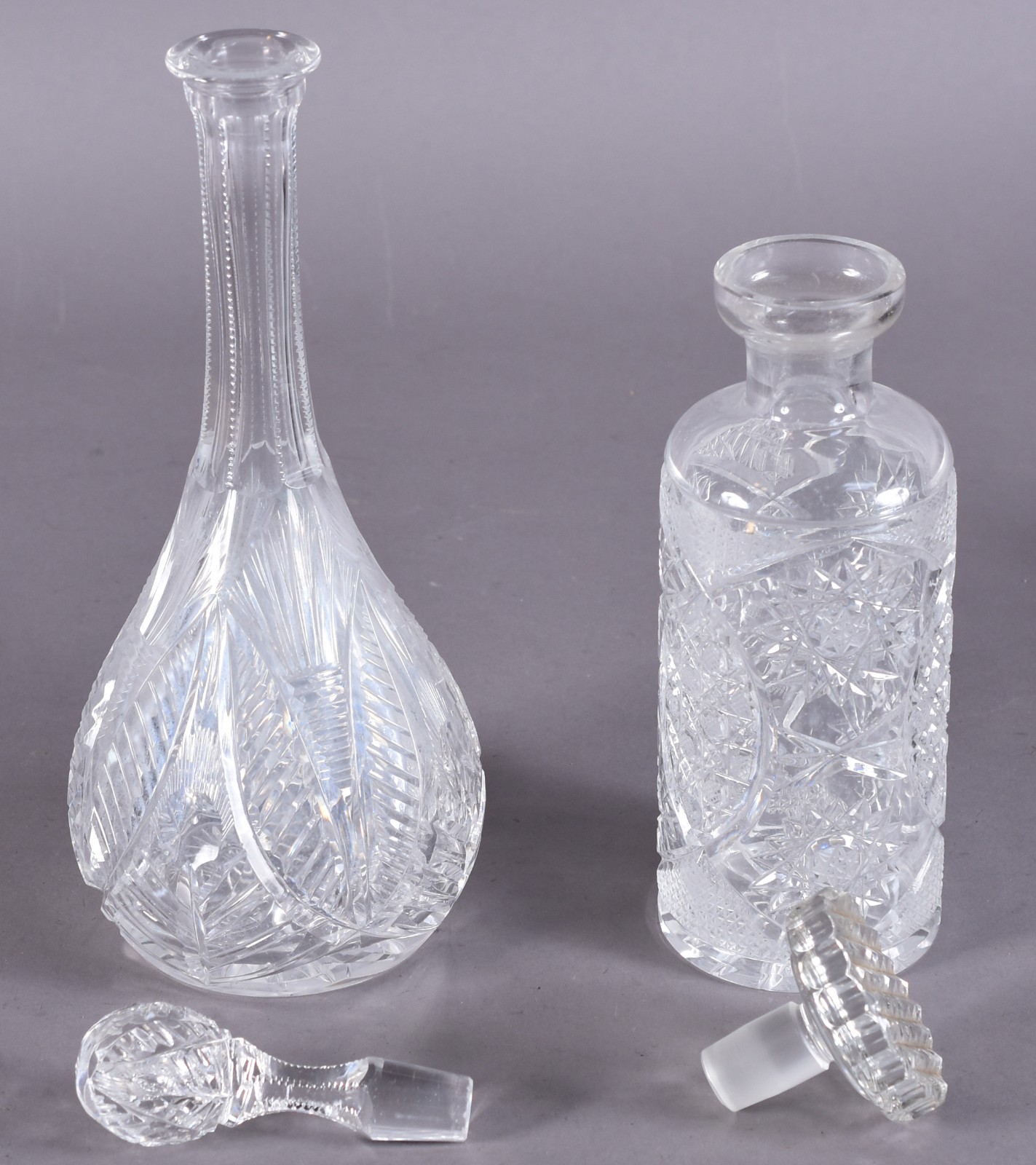 Duas garrafas de cristal tcheco lapidado. Com mofo. - foto 3 de 5