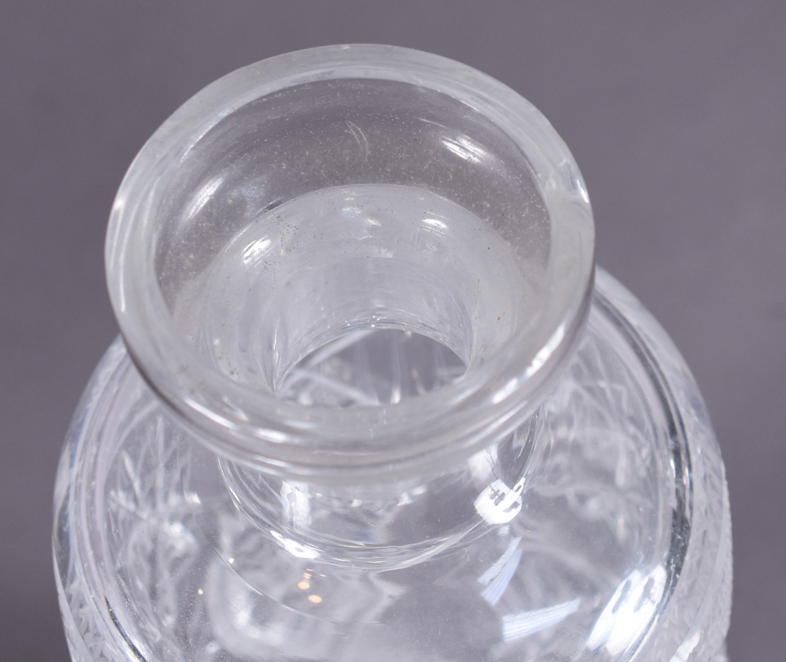 Duas garrafas de cristal tcheco lapidado. Com mofo. - foto 4 de 5