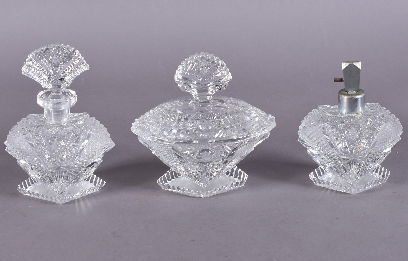 Conjunto para toilette de cristal, sendo: 2 perfumeiros e poseira. - foto 1 de 5