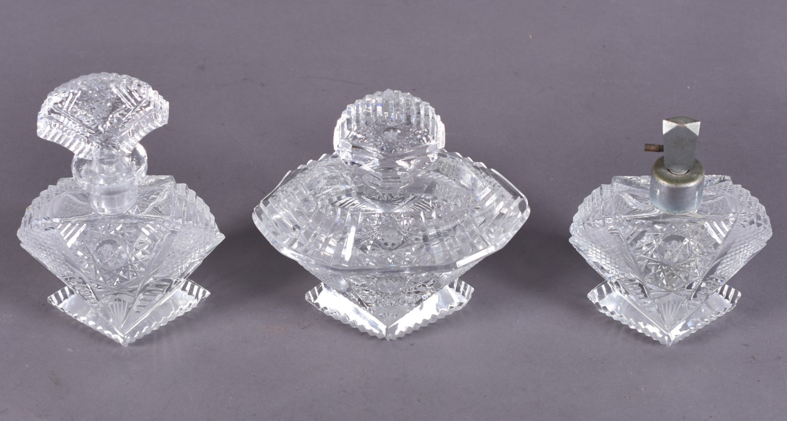 Conjunto para toilette de cristal, sendo: 2 perfumeiros e poseira. - foto 2 de 5