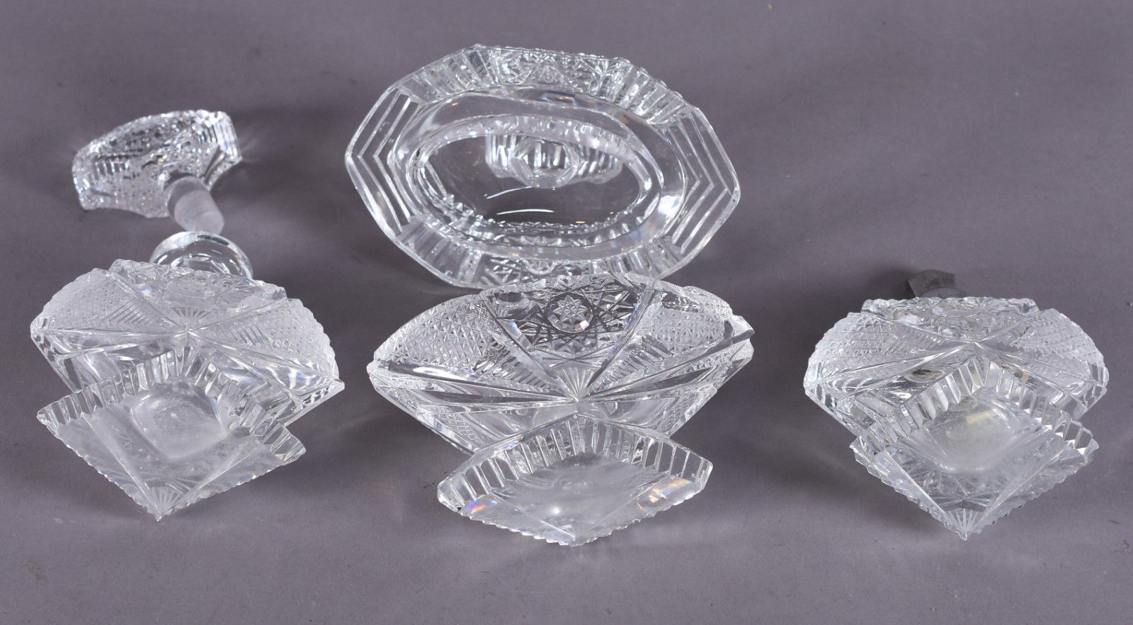 Conjunto para toilette de cristal, sendo: 2 perfumeiros e poseira. - foto 3 de 5
