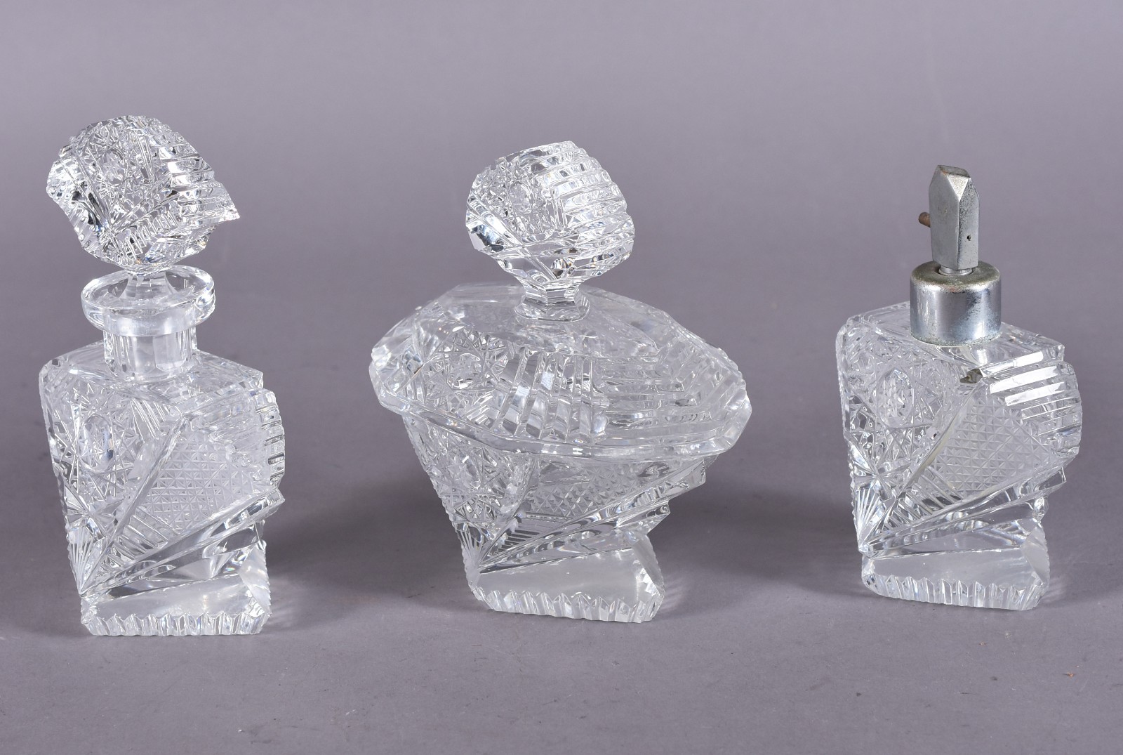 Conjunto para toilette de cristal, sendo: 2 perfumeiros e poseira. - foto 4 de 5