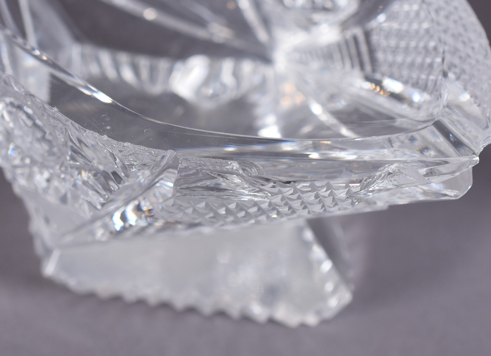 Conjunto para toilette de cristal, sendo: 2 perfumeiros e poseira. - foto 5 de 5