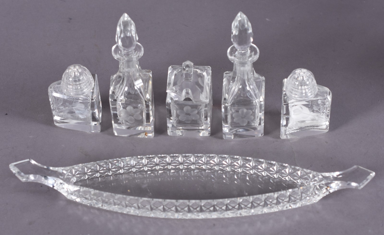 Diversas peças, sendo: 2 garrafas de cristal(uma sem tampa) e... - foto 3 de 7