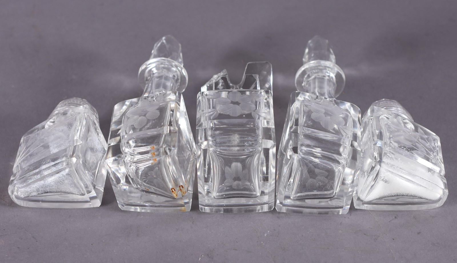 Diversas peças, sendo: 2 garrafas de cristal(uma sem tampa) e... - foto 5 de 7