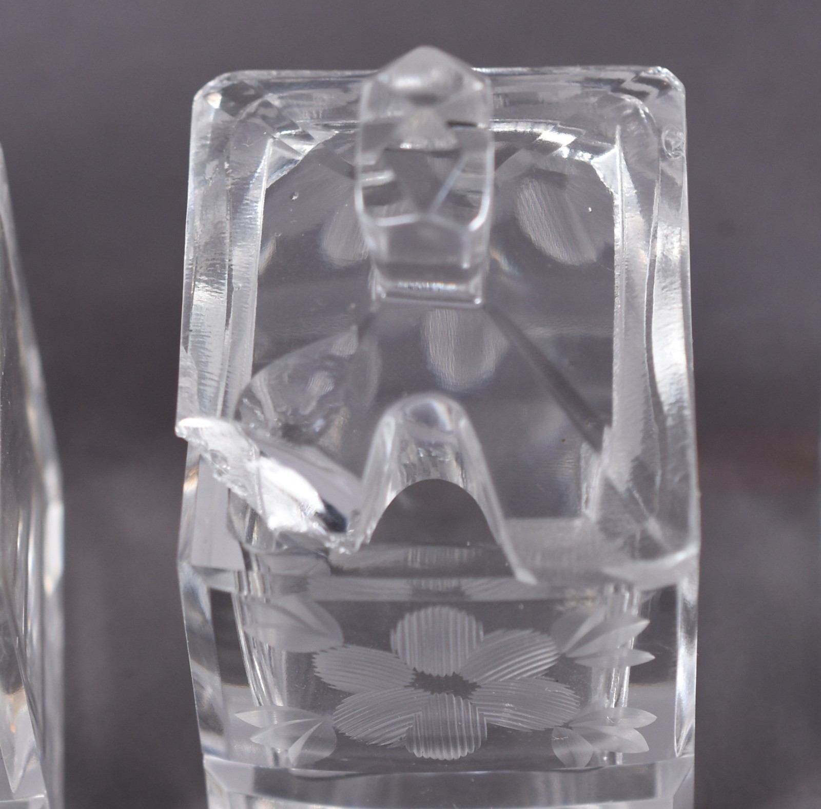 Diversas peças, sendo: 2 garrafas de cristal(uma sem tampa) e... - foto 6 de 7