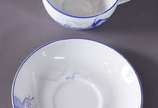 Serviço de chá de porcelana japonesa azul e bra... - Serviço de chá de porcelana japonesa azul e branca "KOKURA ", composto de: 4 xícaras de chá com pires, bule, leiteira, açucareiro e 5 pratos (1 ...