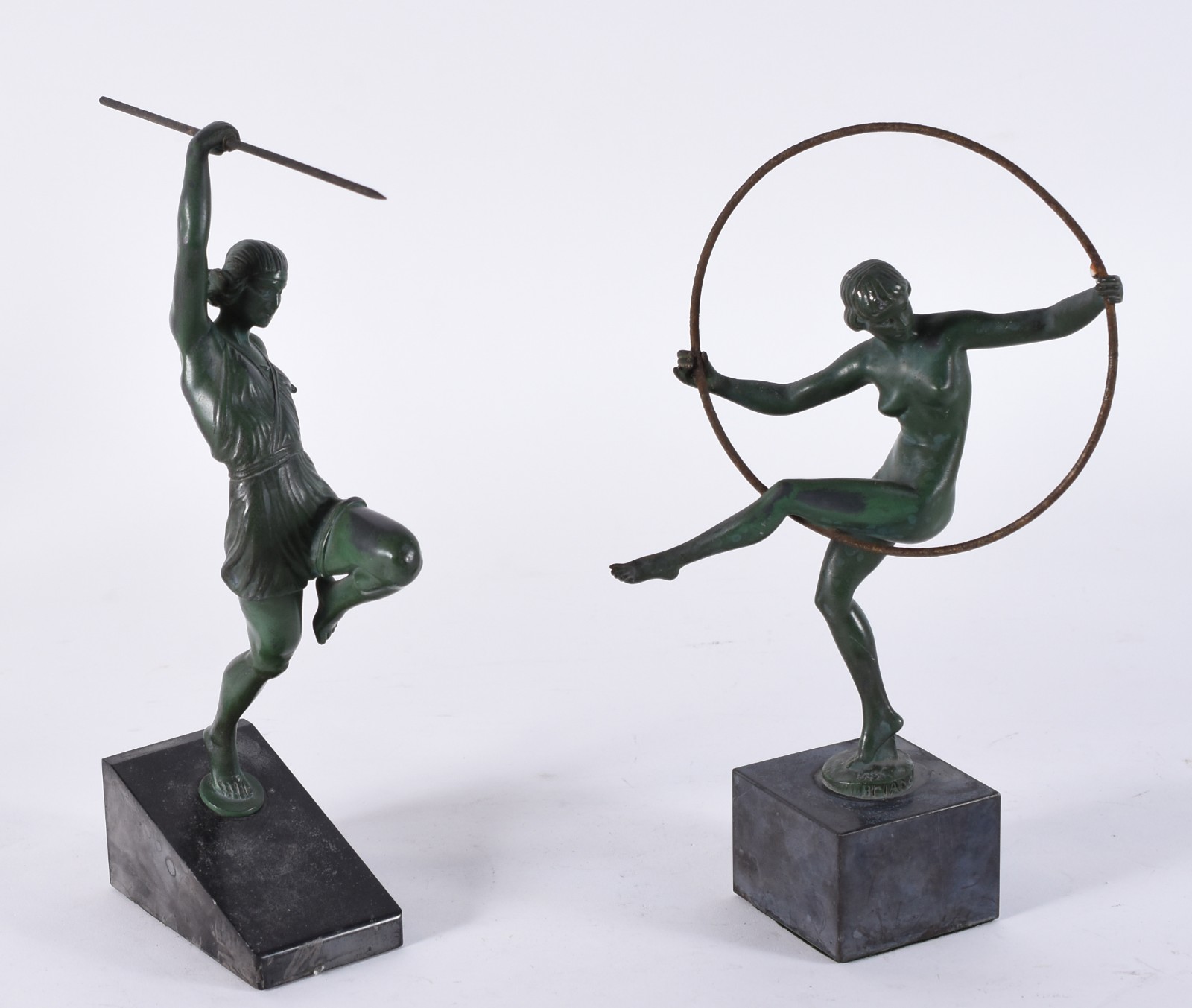 Duas esculturas ART DECO de bronze patinado de verde, sendo uma... - foto 1 de 9