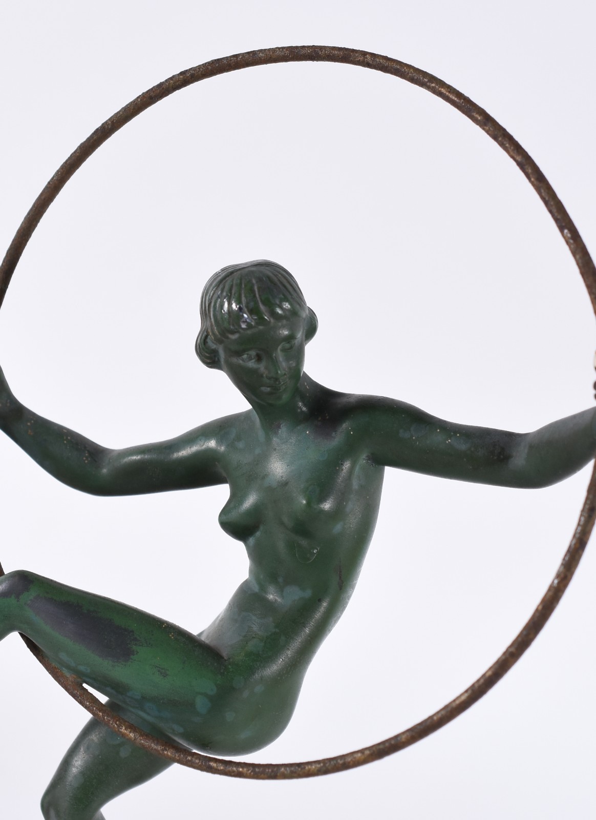Duas esculturas ART DECO de bronze patinado de verde, sendo uma... - foto 2 de 9