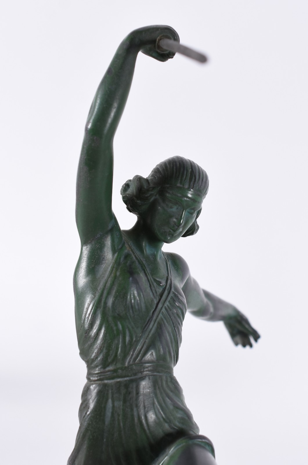 Duas esculturas ART DECO de bronze patinado de verde, sendo uma... - foto 3 de 9