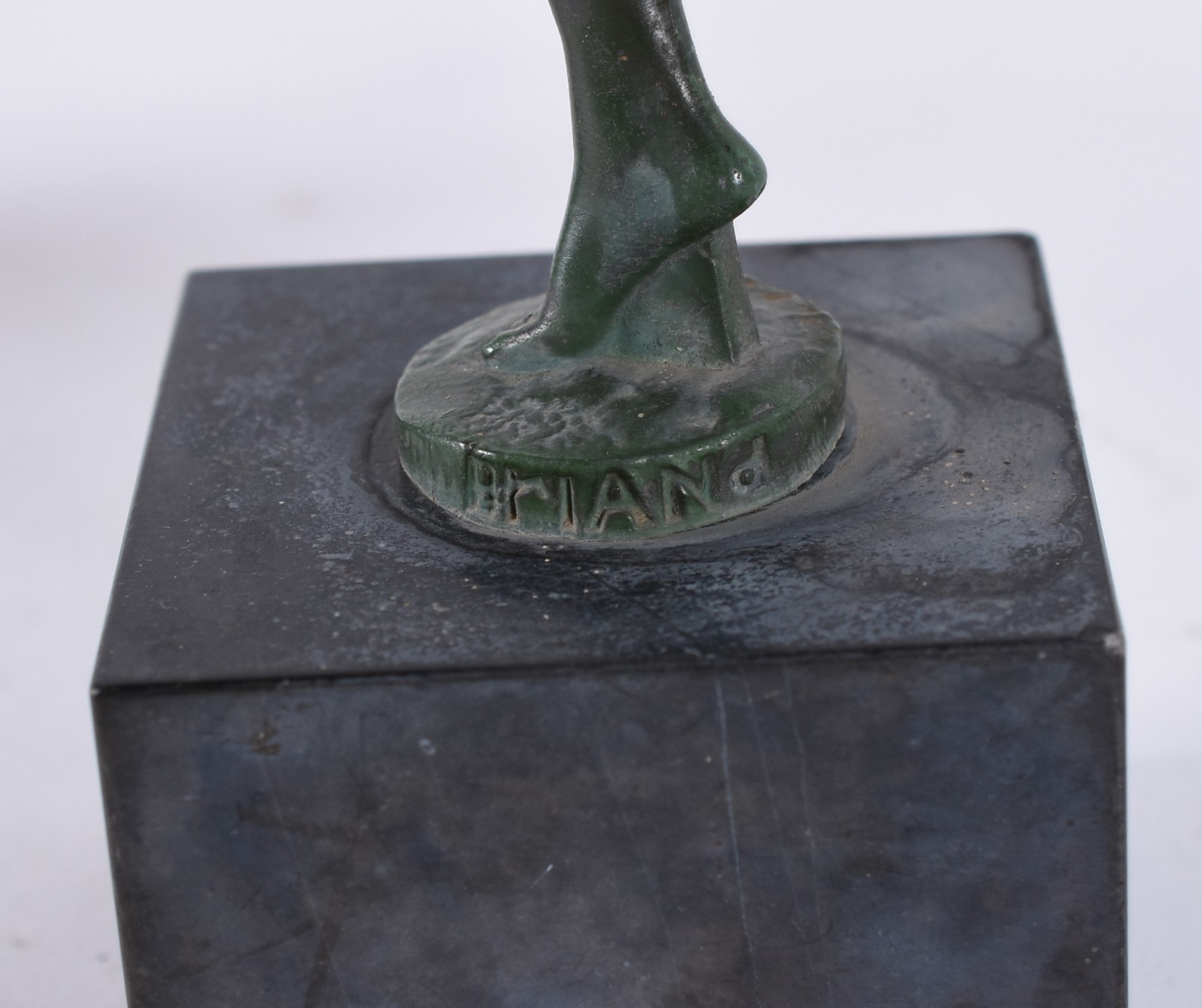 Duas esculturas ART DECO de bronze patinado de verde, sendo uma... - foto 6 de 9