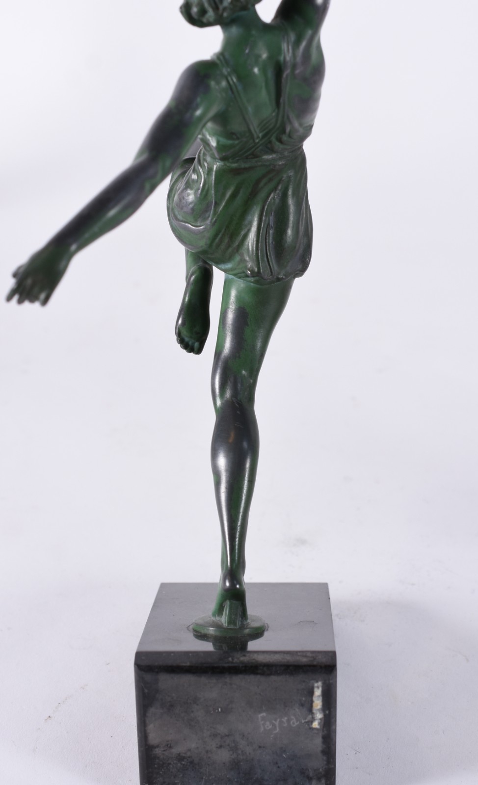 Duas esculturas ART DECO de bronze patinado de verde, sendo uma... - foto 8 de 9