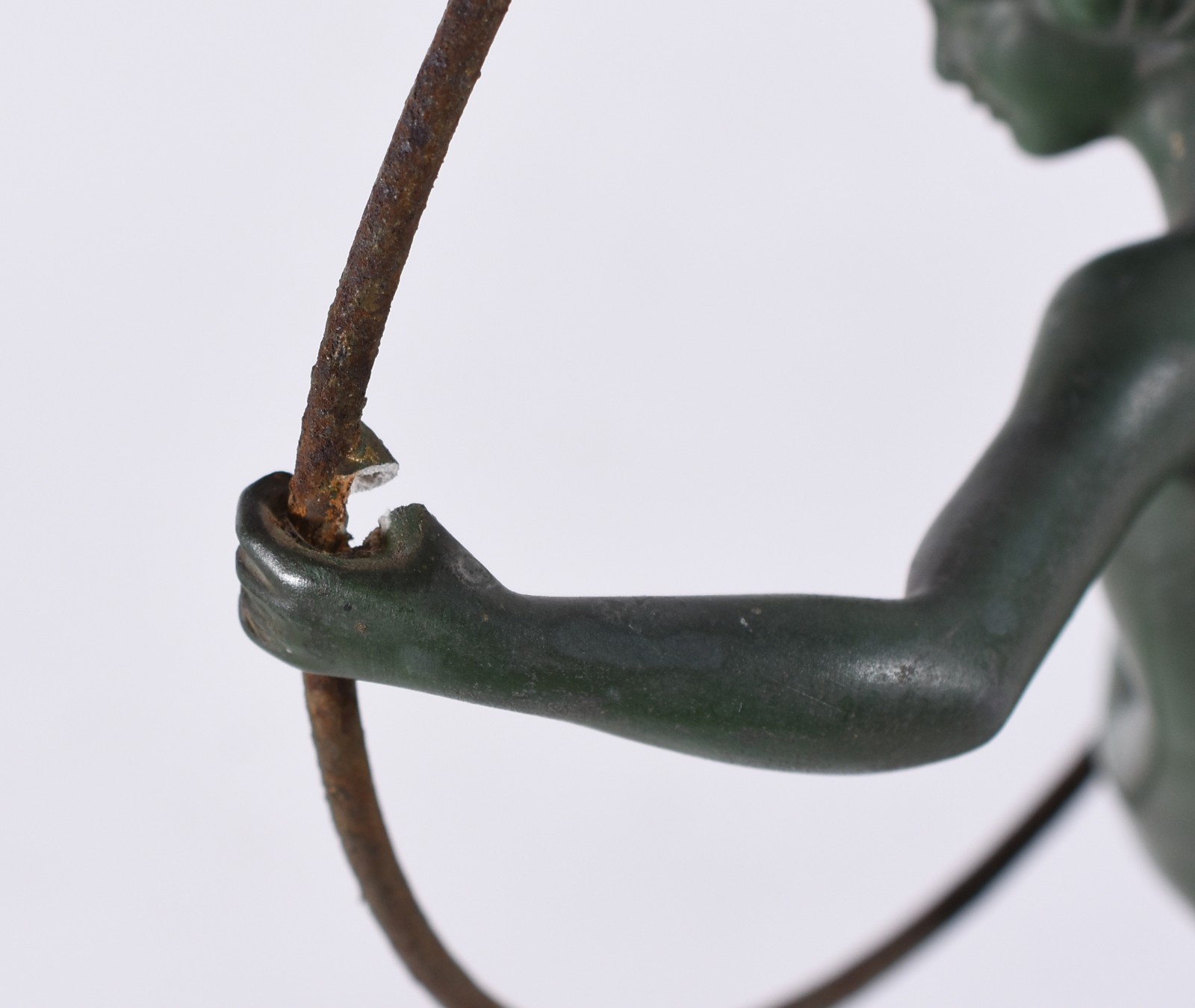 Duas esculturas ART DECO de bronze patinado de verde, sendo uma... - foto 9 de 9