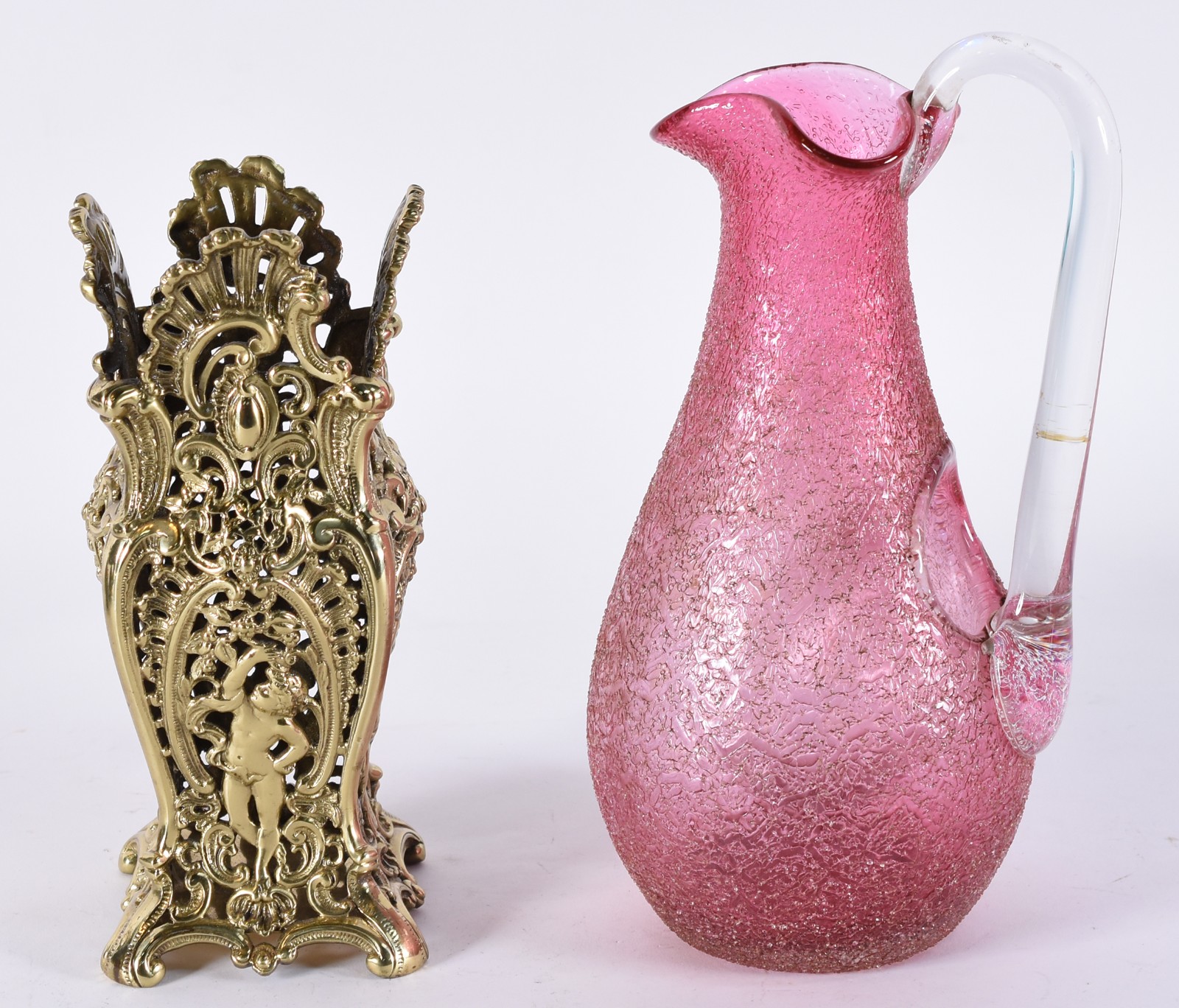 Duas peças diversas, sendo: jarra de vidro na cor rosa e vaso de... - foto 1 de 3