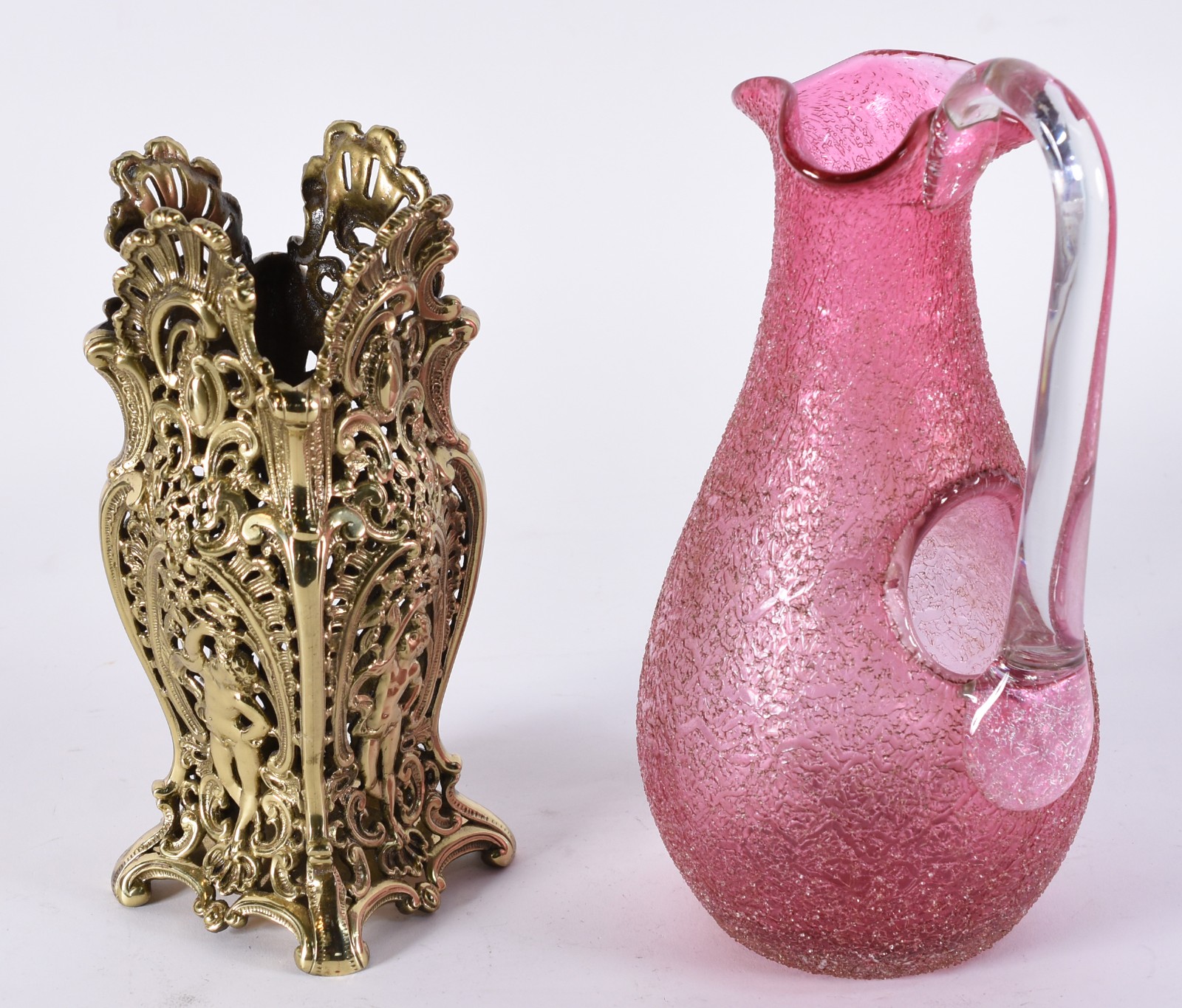 Duas peças diversas, sendo: jarra de vidro na cor rosa e vaso de... - foto 2 de 3