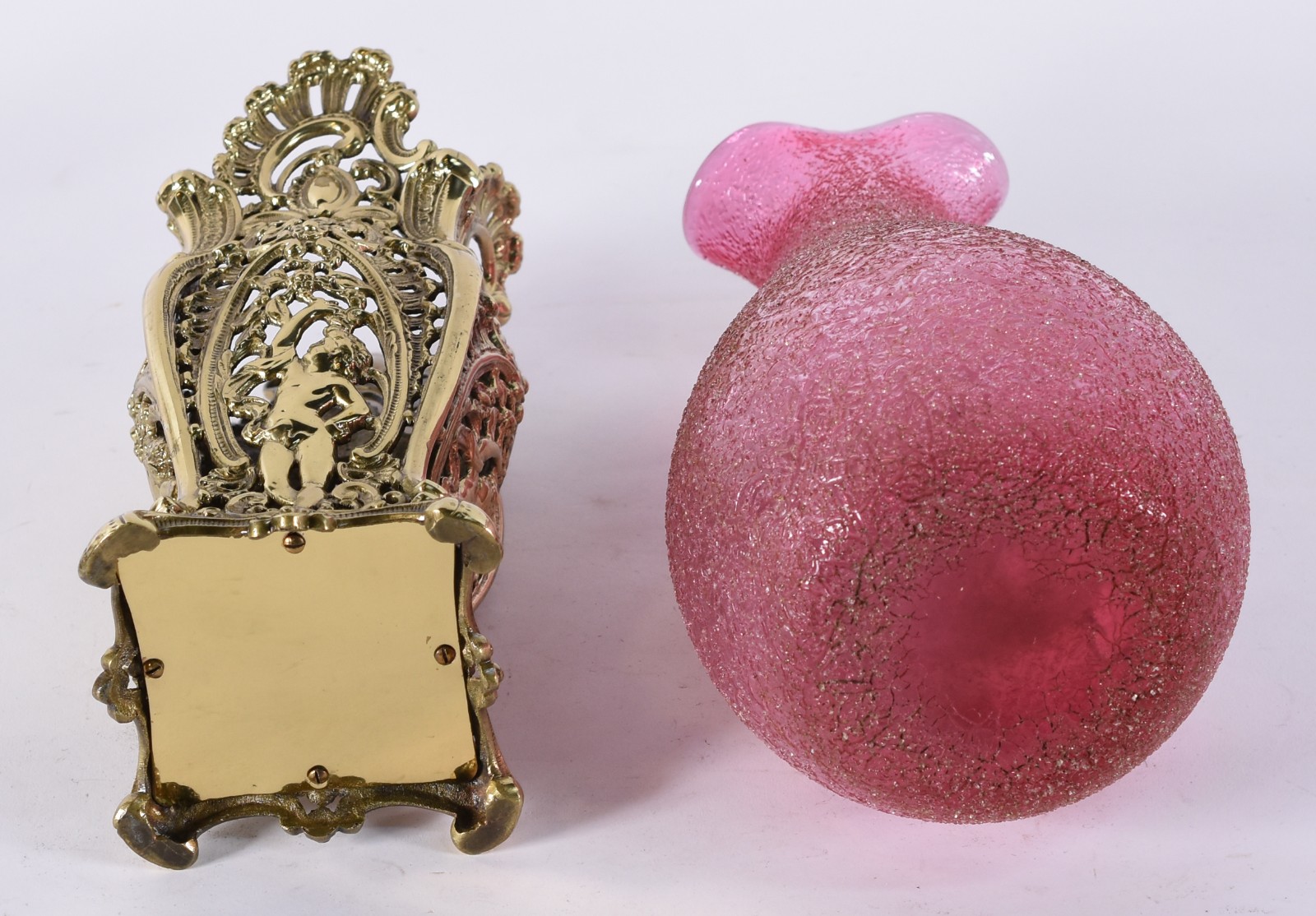 Duas peças diversas, sendo: jarra de vidro na cor rosa e vaso de... - foto 3 de 3