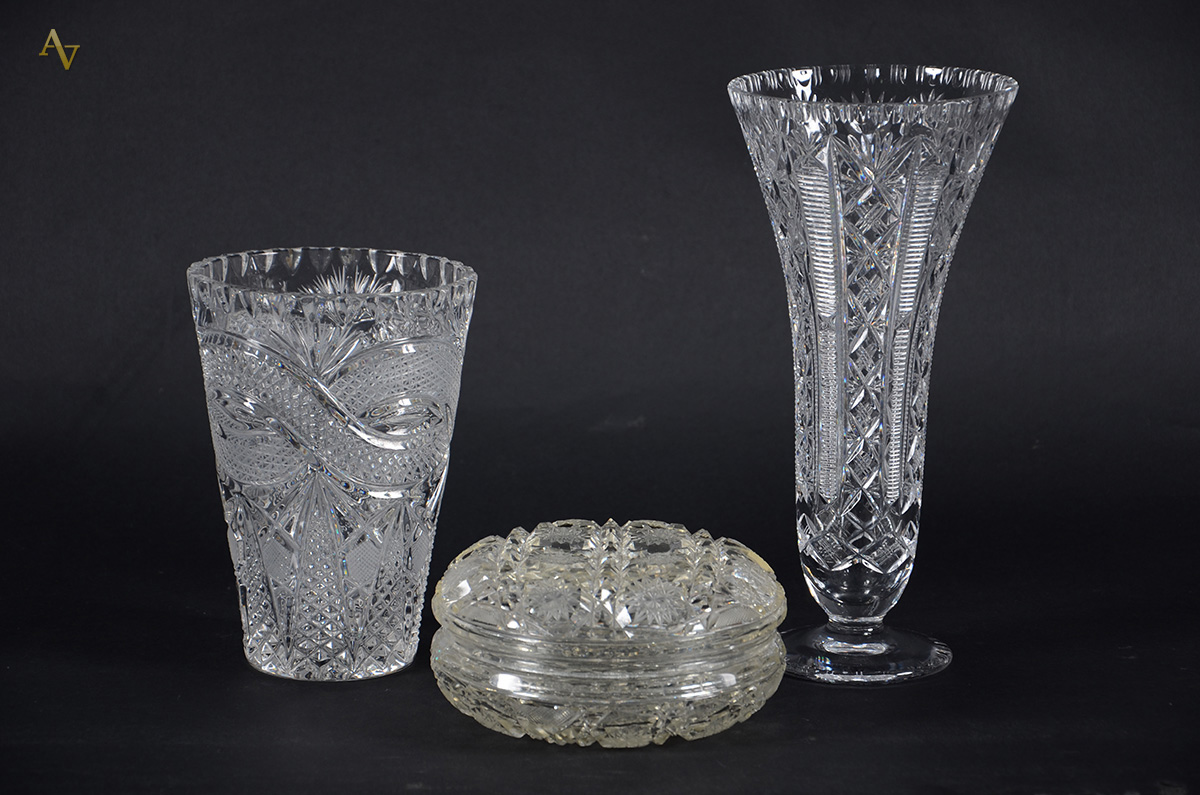 Três peças de cristal lapidado sendo 2 vasos e 1 bomboniere (alts.20...