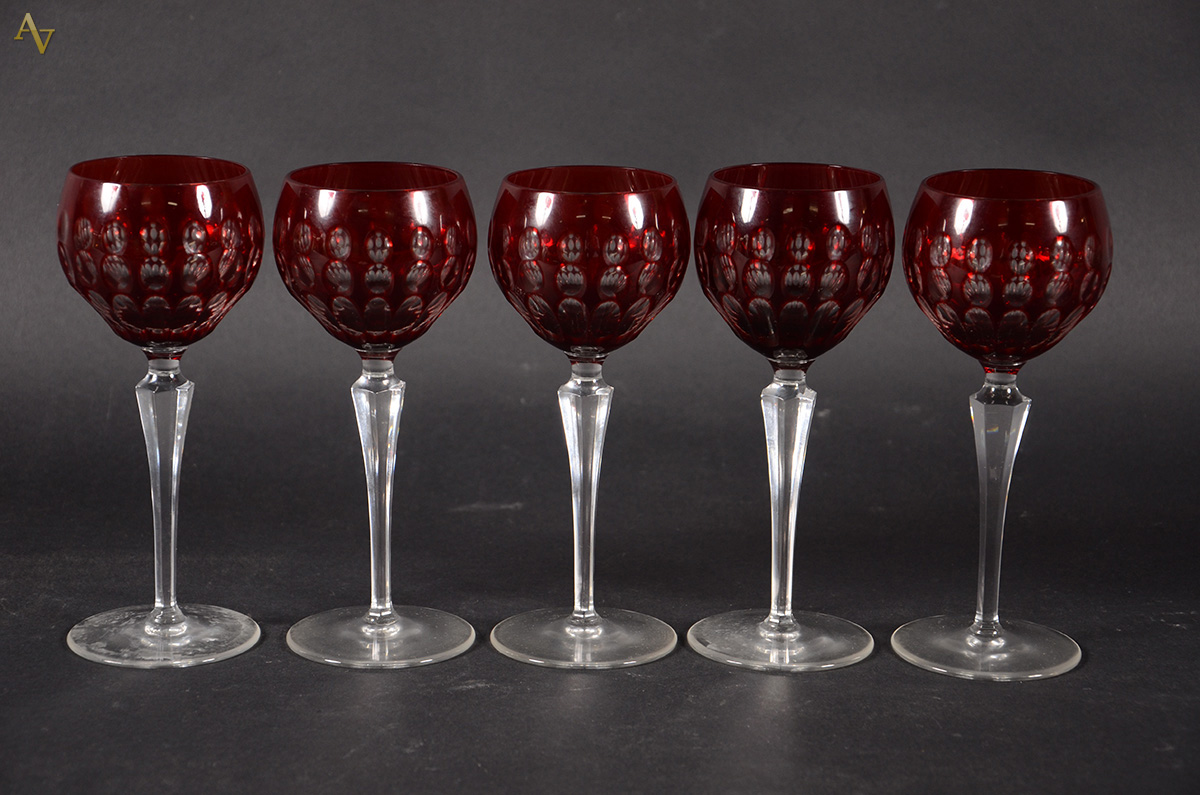 Cinco cálices para vinho de cristal doublé rubi lapidado, pés altos.