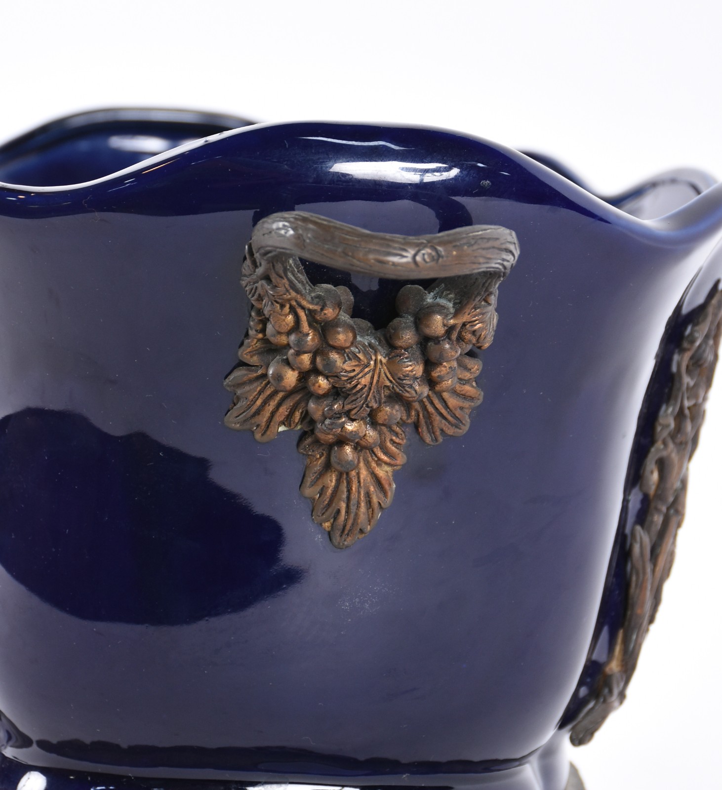 Vaso de cerâmica italiana na cor azul cobalto com detalhes em metal. - foto 5 de 7