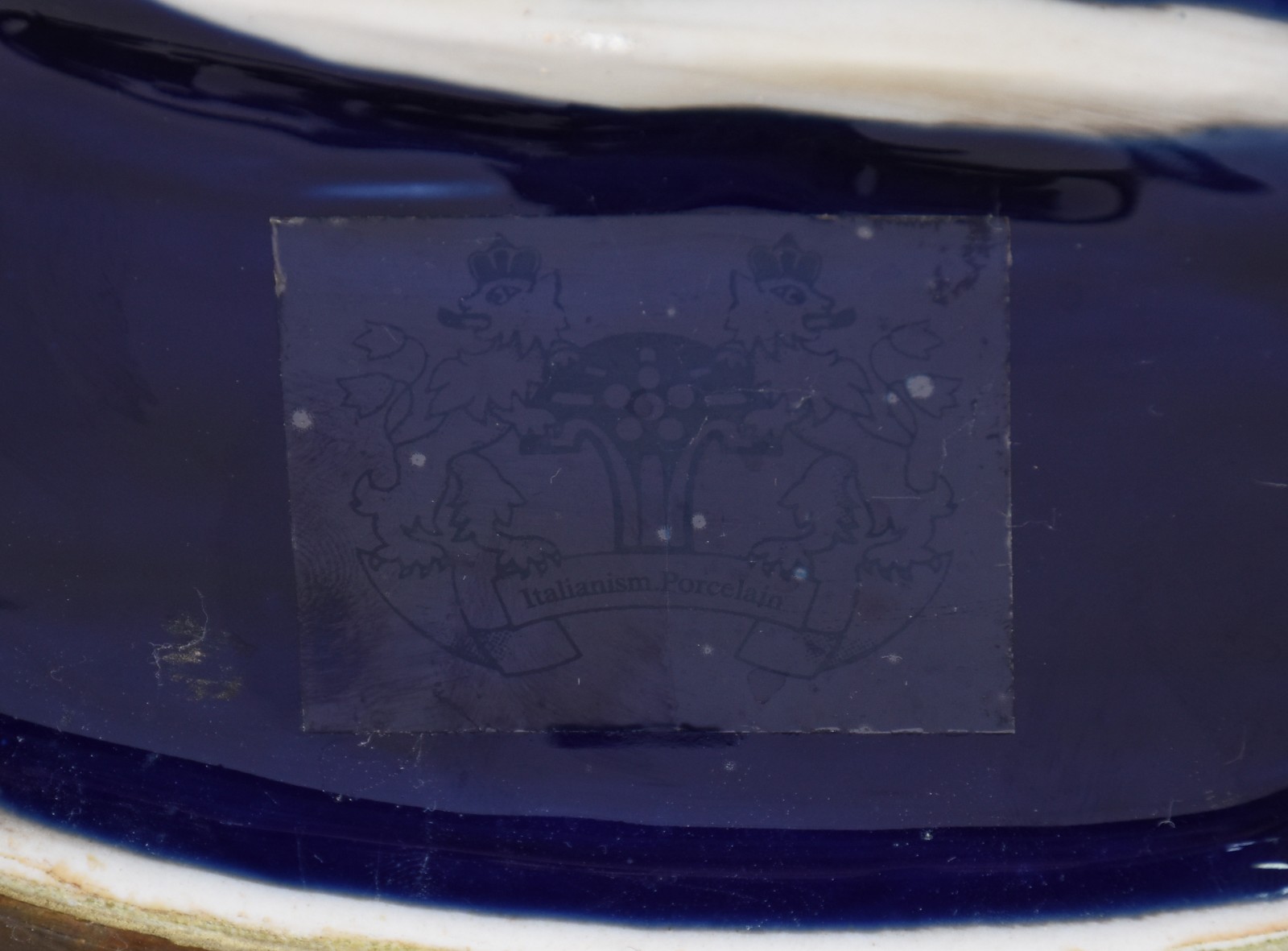 Vaso de cerâmica italiana na cor azul cobalto com detalhes em metal. - foto 7 de 7