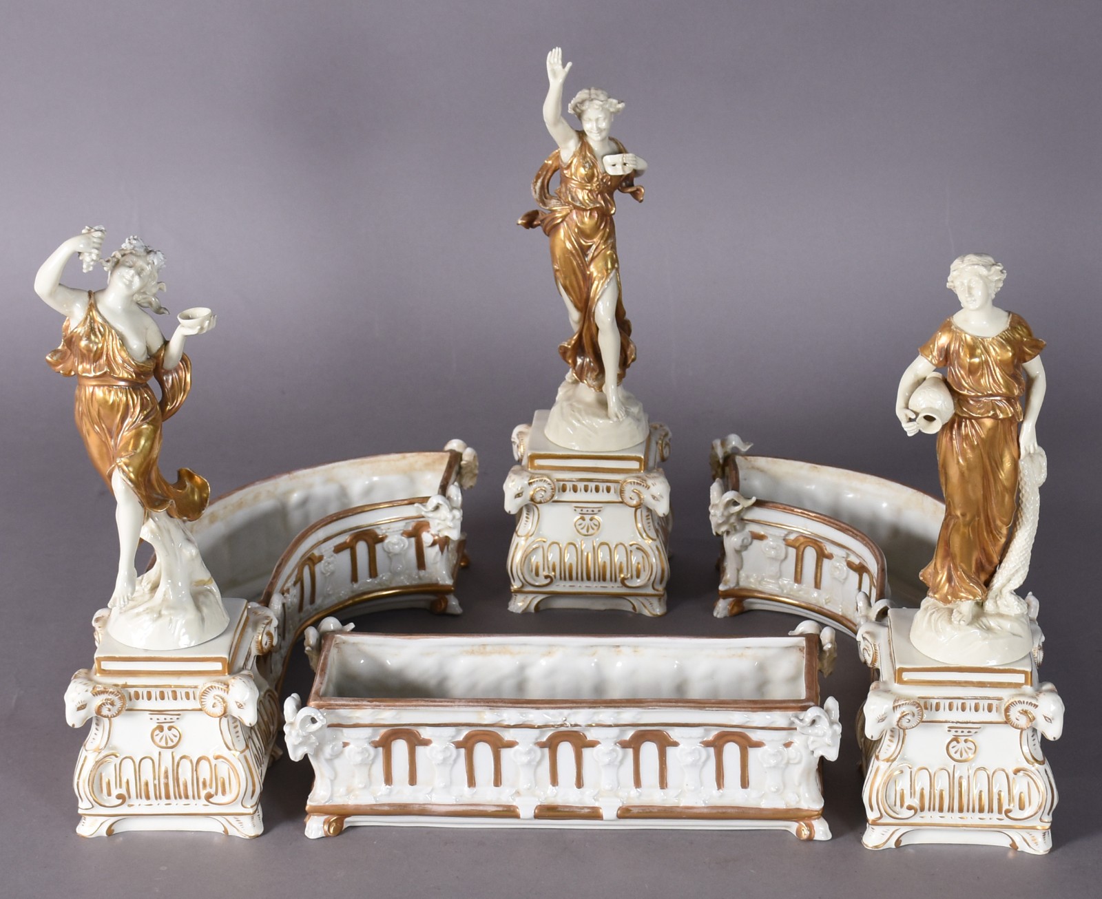 Floreira de porcelana europeia, composta por tres figuras femininas... - foto 1 de 11
