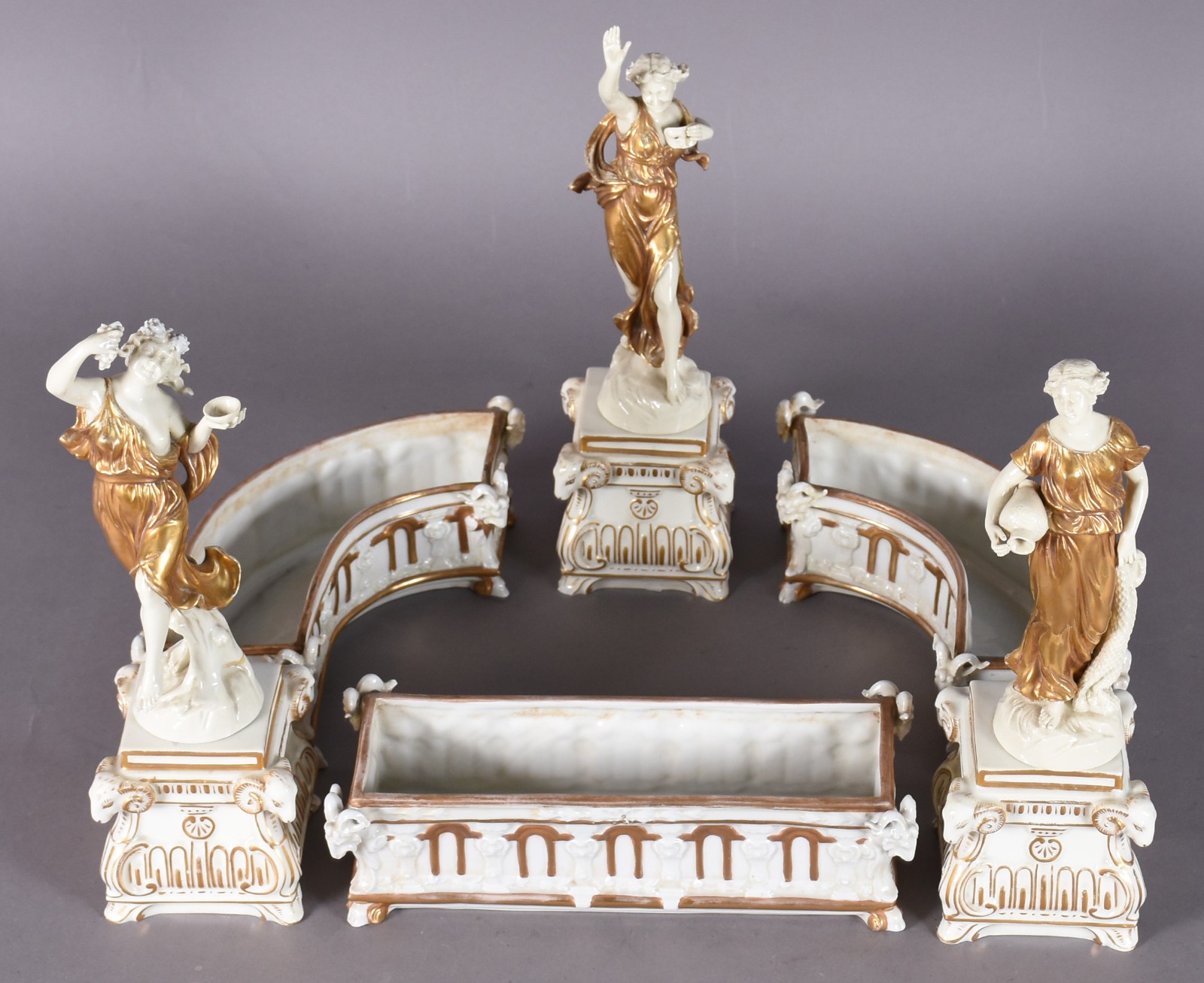Floreira de porcelana europeia, composta por tres figuras femininas... - foto 2 de 11
