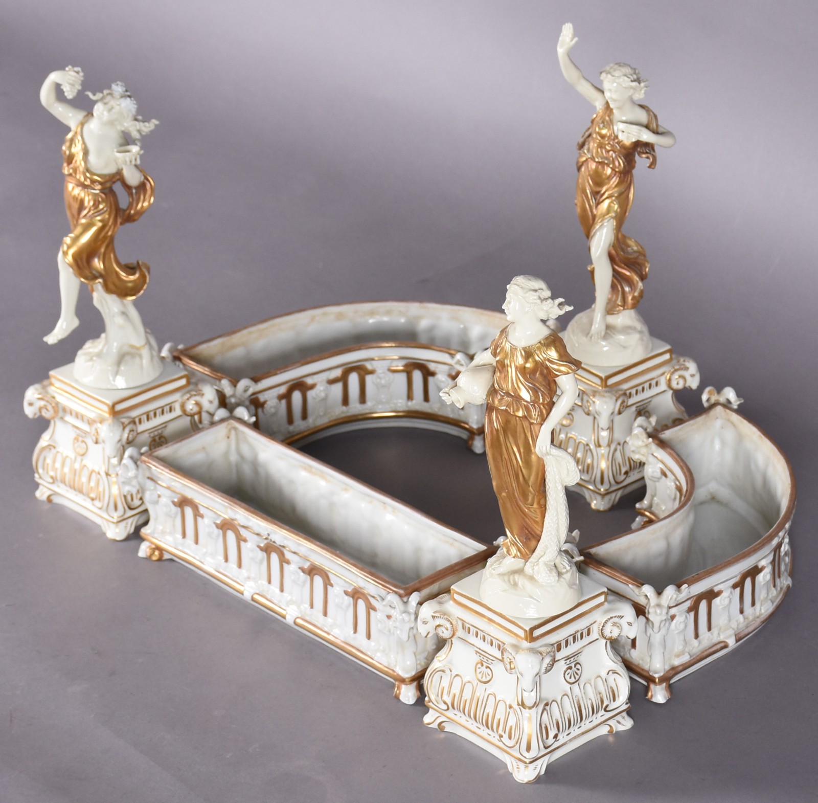 Floreira de porcelana europeia, composta por tres figuras femininas... - foto 3 de 11
