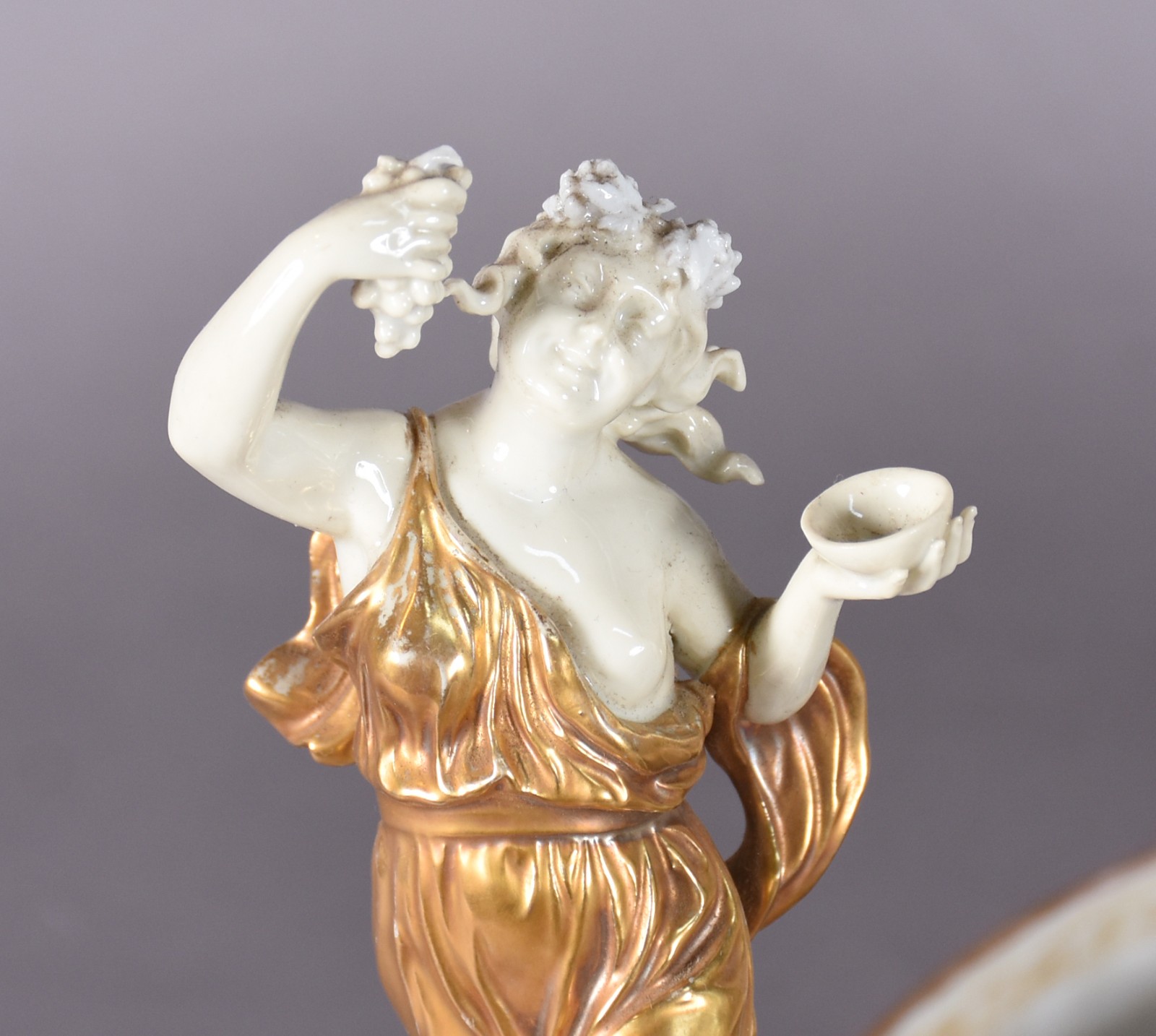 Floreira de porcelana europeia, composta por tres figuras femininas... - foto 4 de 11