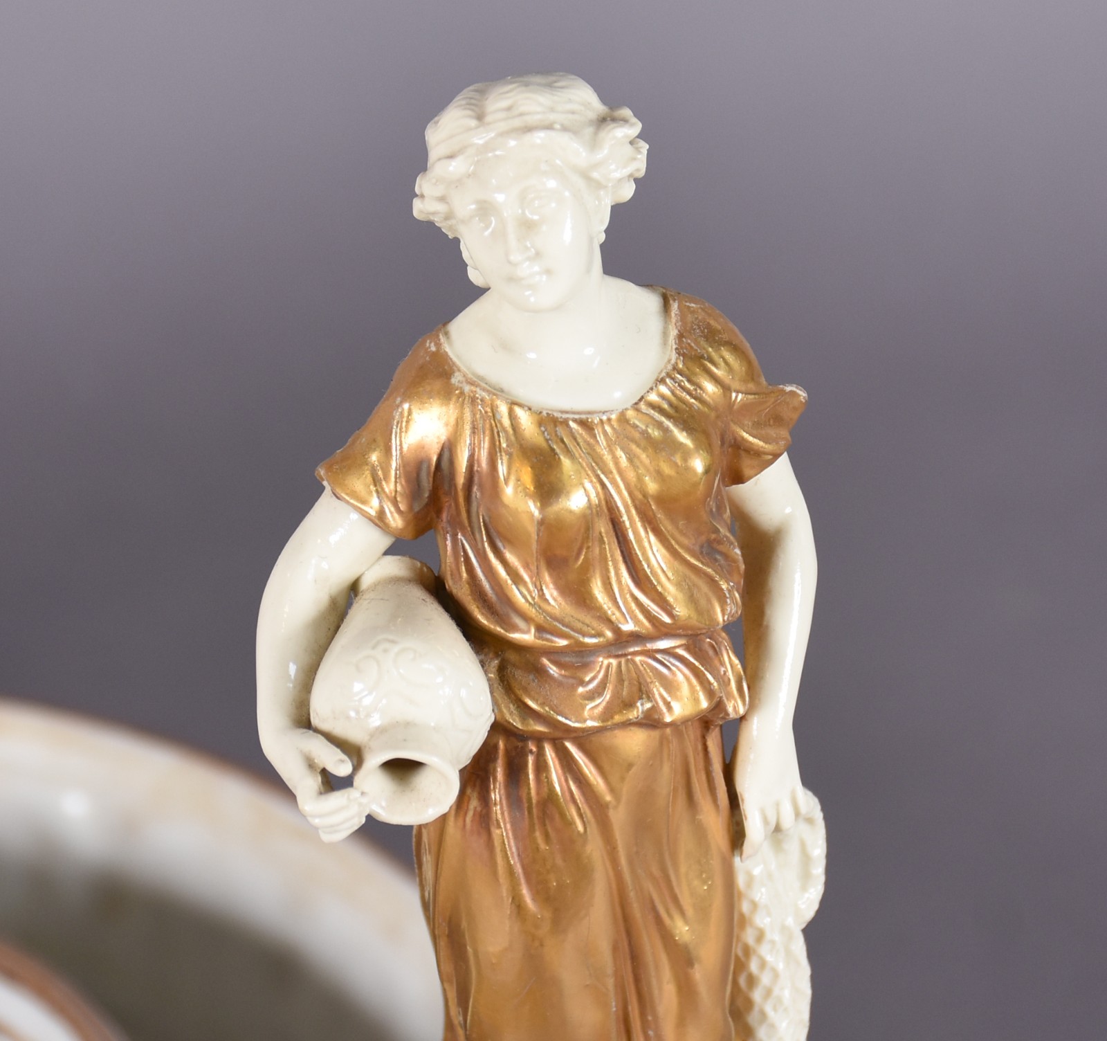 Floreira de porcelana europeia, composta por tres figuras femininas... - foto 5 de 11