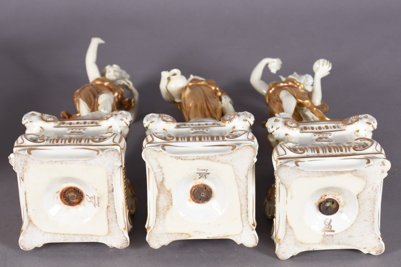 Floreira de porcelana europeia, composta por tres figuras femininas... - foto 7 de 11