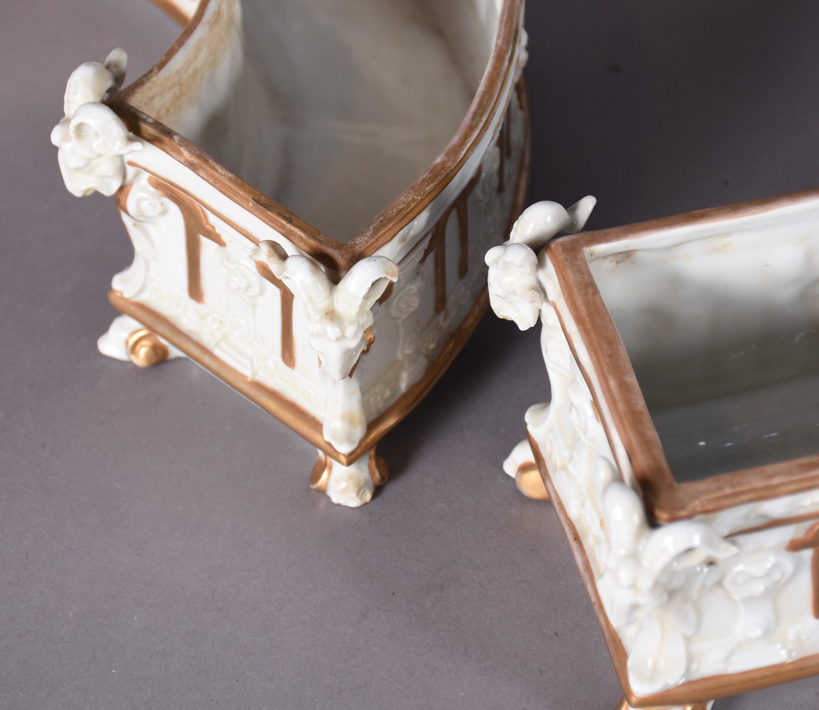 Floreira de porcelana europeia, composta por tres figuras femininas... - foto 8 de 11