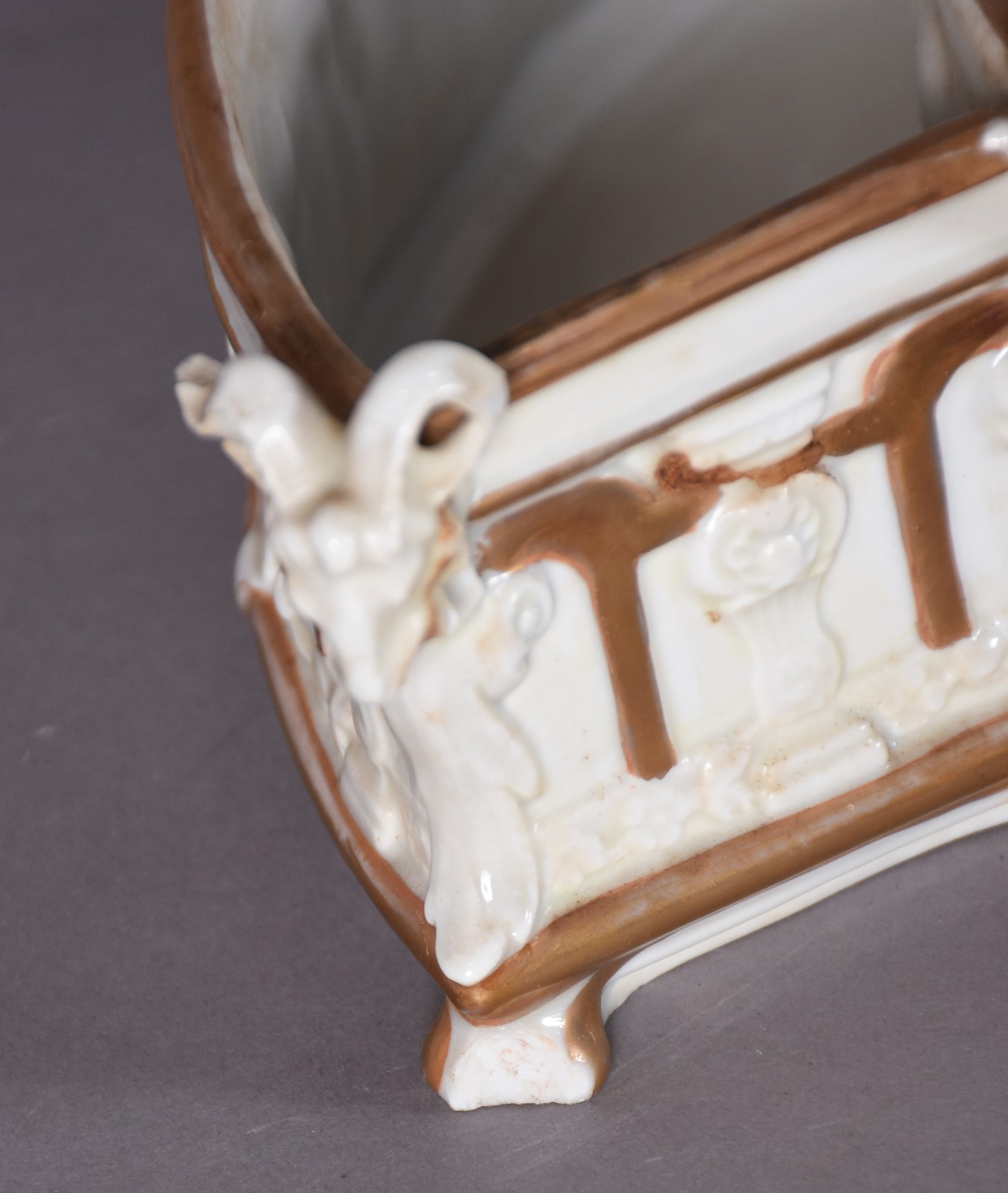 Floreira de porcelana europeia, composta por tres figuras femininas... - foto 10 de 11