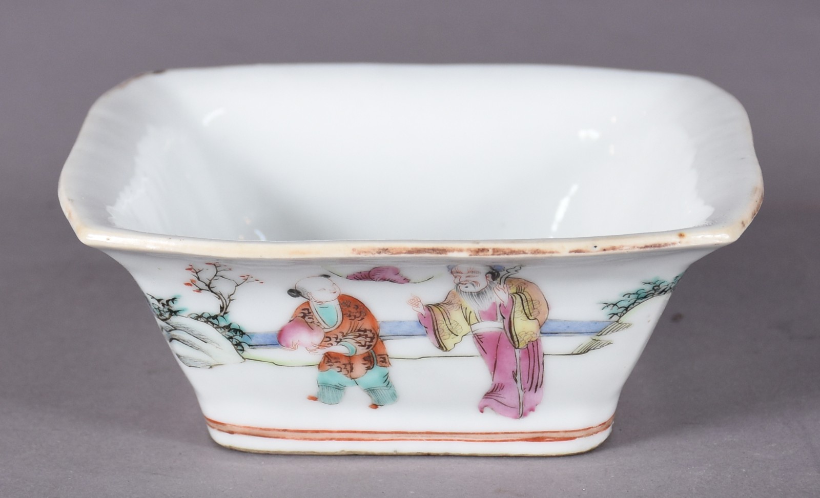 Antigo bowl de porcelana chinesa decorado com figuras e paisagem em... - foto 1 de 4