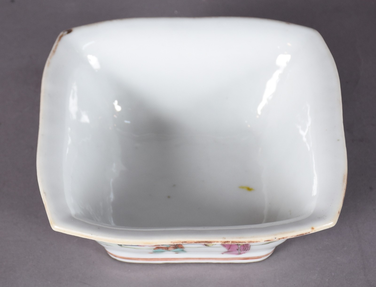 Antigo bowl de porcelana chinesa decorado com figuras e paisagem em... - foto 2 de 4