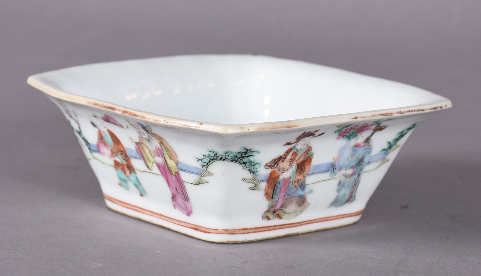 Antigo bowl de porcelana chinesa decorado com figuras e paisagem em... - foto 3 de 4