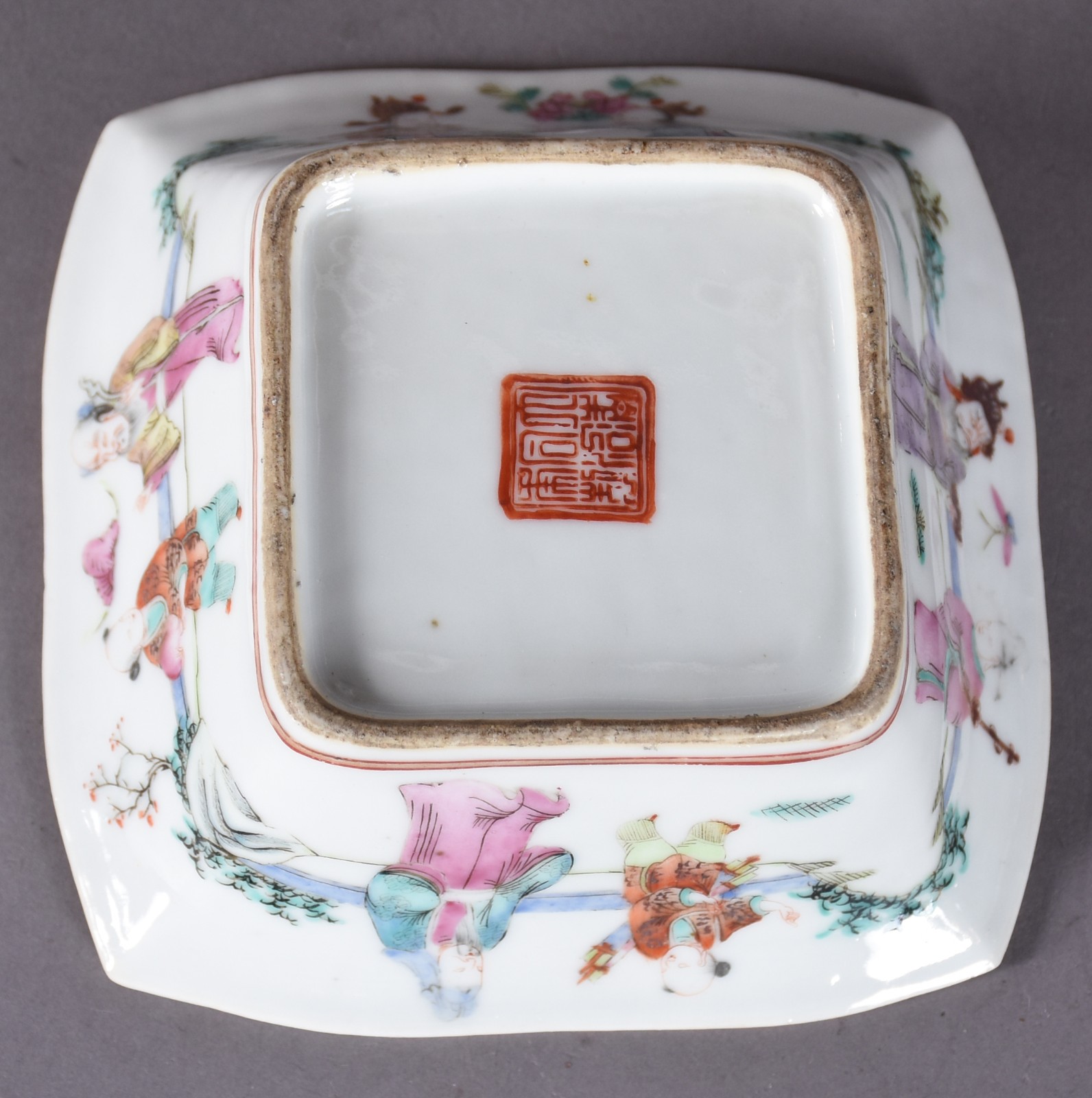 Antigo bowl de porcelana chinesa decorado com figuras e paisagem em... - foto 4 de 4