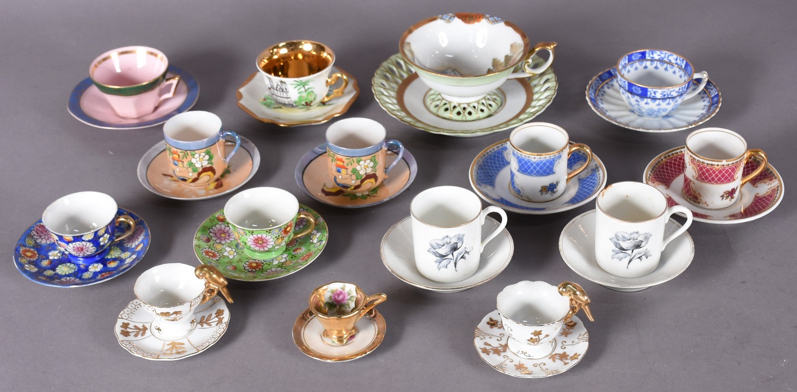 Quinze xícaras de porcelana de diversos modelos e procedências. - foto 1 de 8