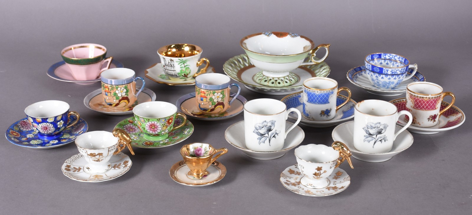 Quinze xícaras de porcelana de diversos modelos e procedências. - foto 2 de 8