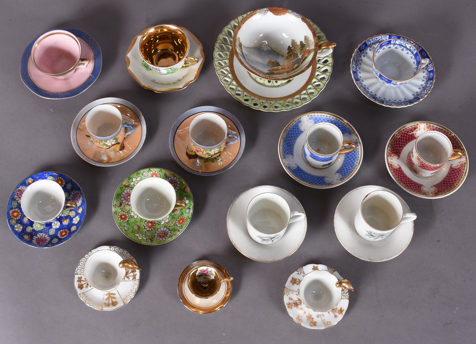 Quinze xícaras de porcelana de diversos modelos e procedências. - foto 3 de 8