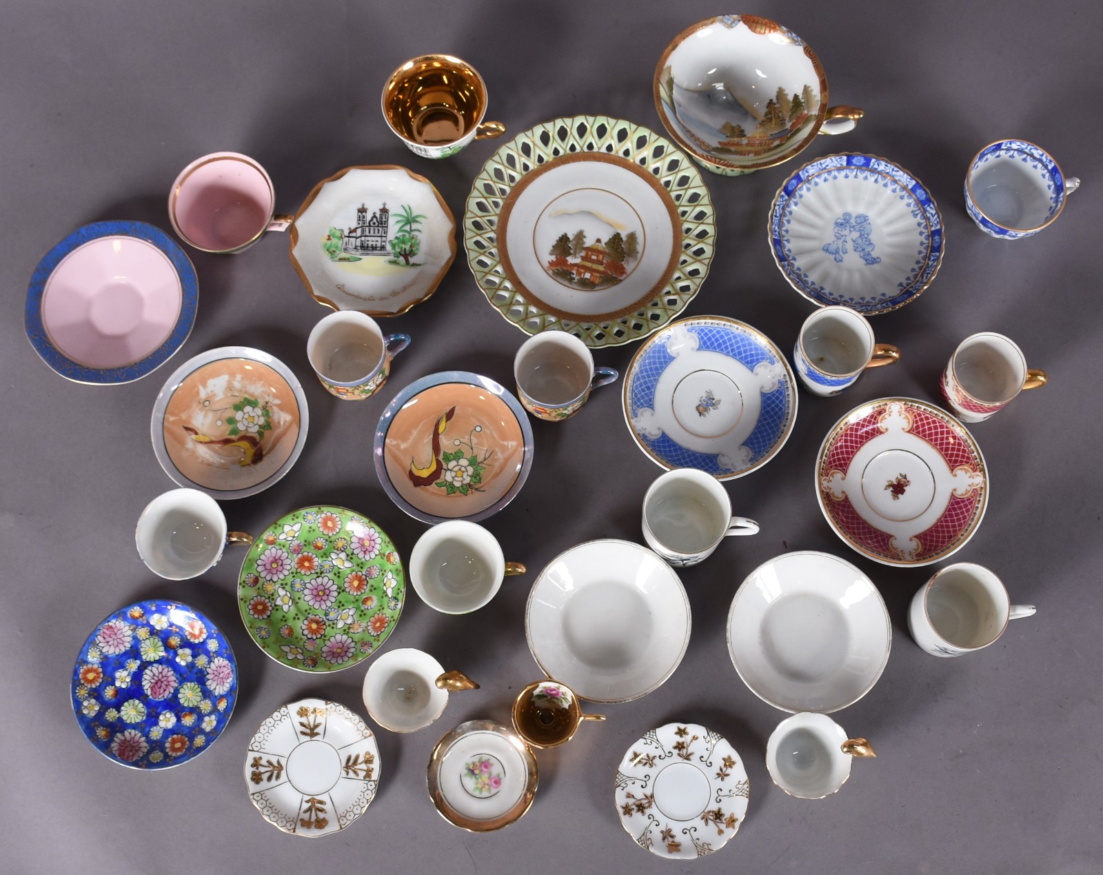 Quinze xícaras de porcelana de diversos modelos e procedências. - foto 4 de 8